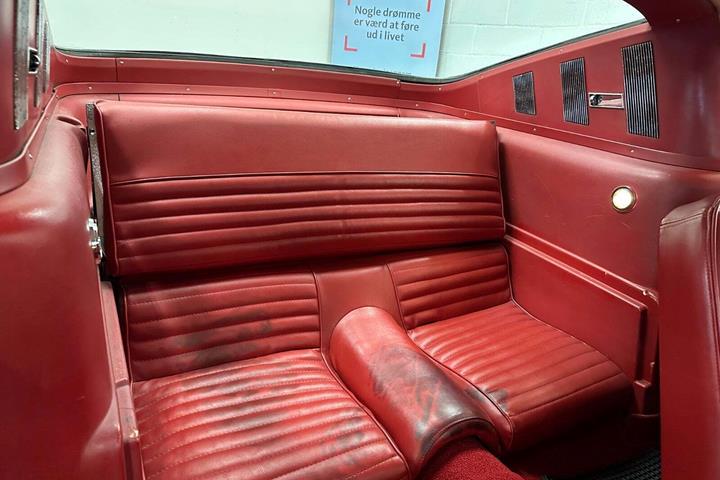 Hvid Ford Mustang fra 1965 set indefra