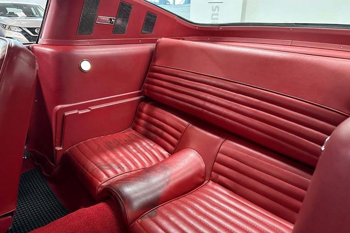 Hvid Ford Mustang fra 1965 set indefra
