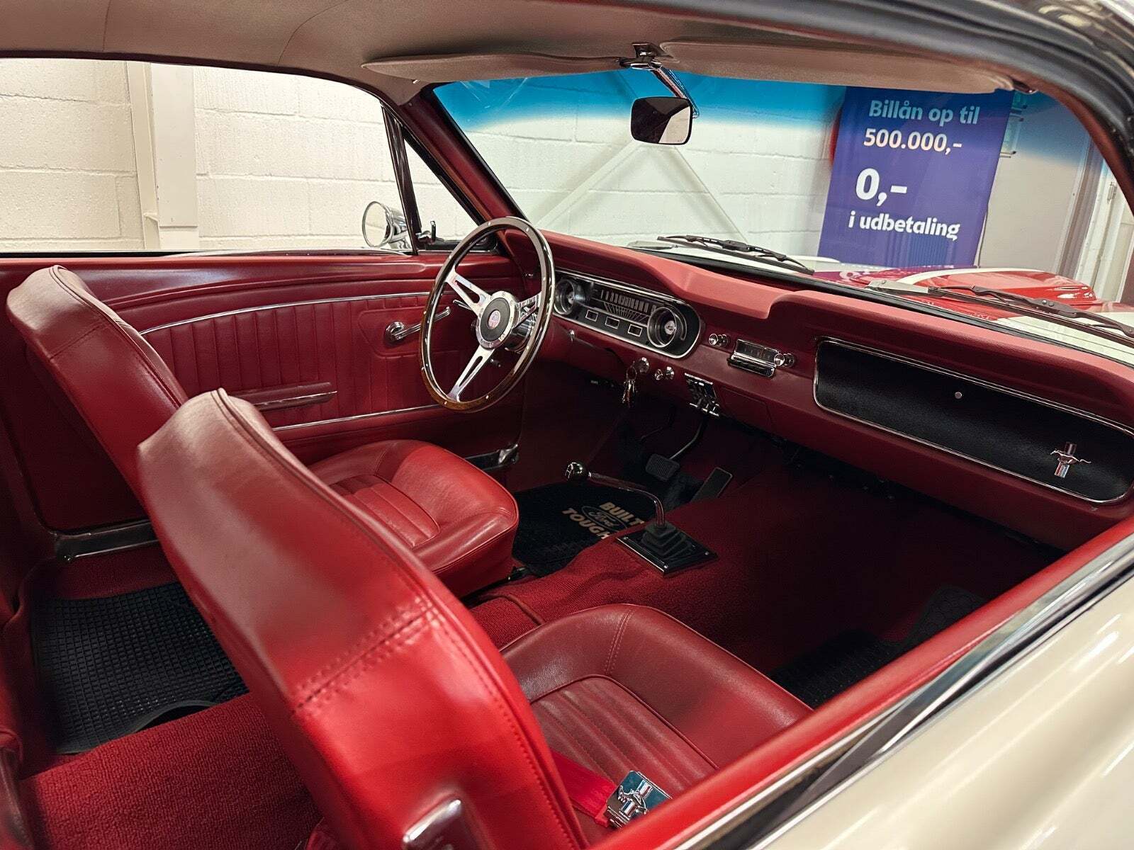 Hvid Ford Mustang fra 1965 set indefra