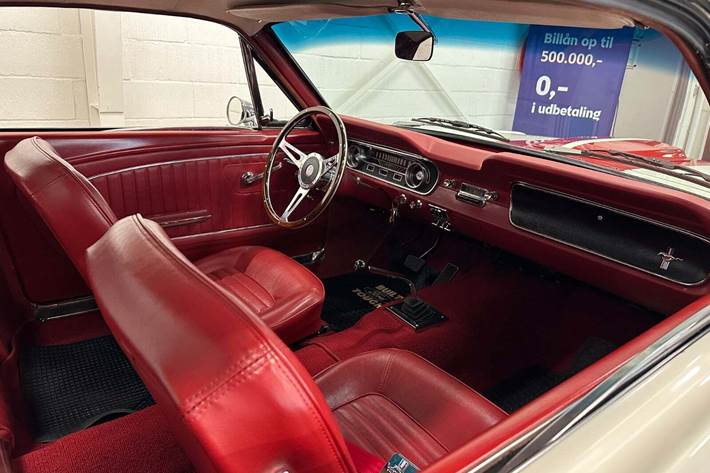 Hvid Ford Mustang fra 1965 set indefra