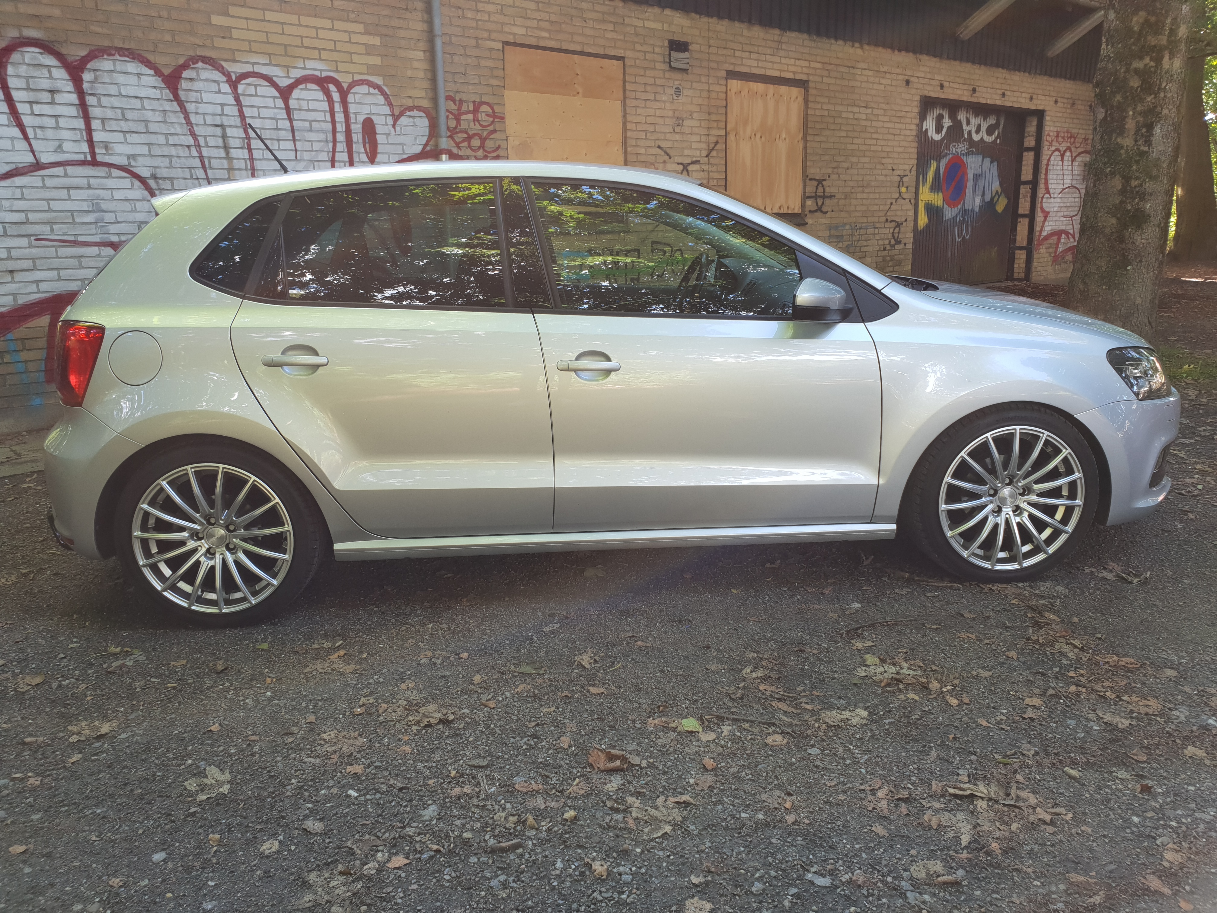 Grå VW Polo fra 2016
