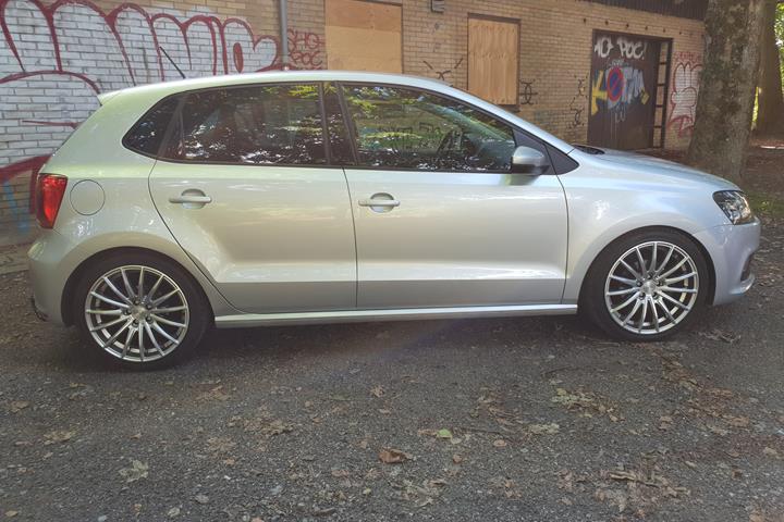Grå VW Polo fra 2016