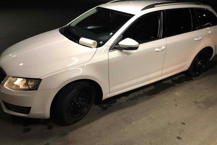 Hvid Skoda Octavia fra 2015