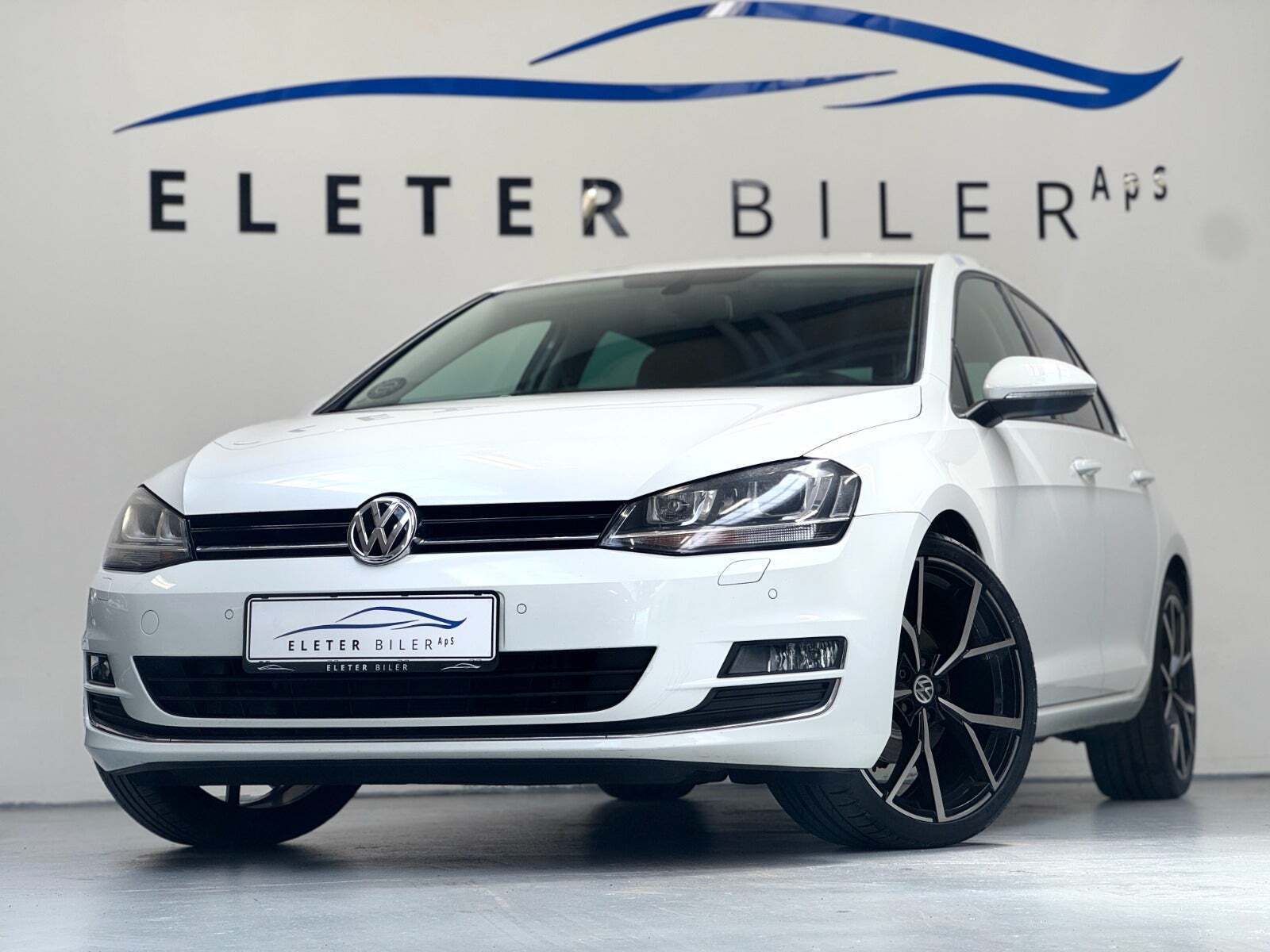 Hvid VW Golf VII fra 2014 set udefra
