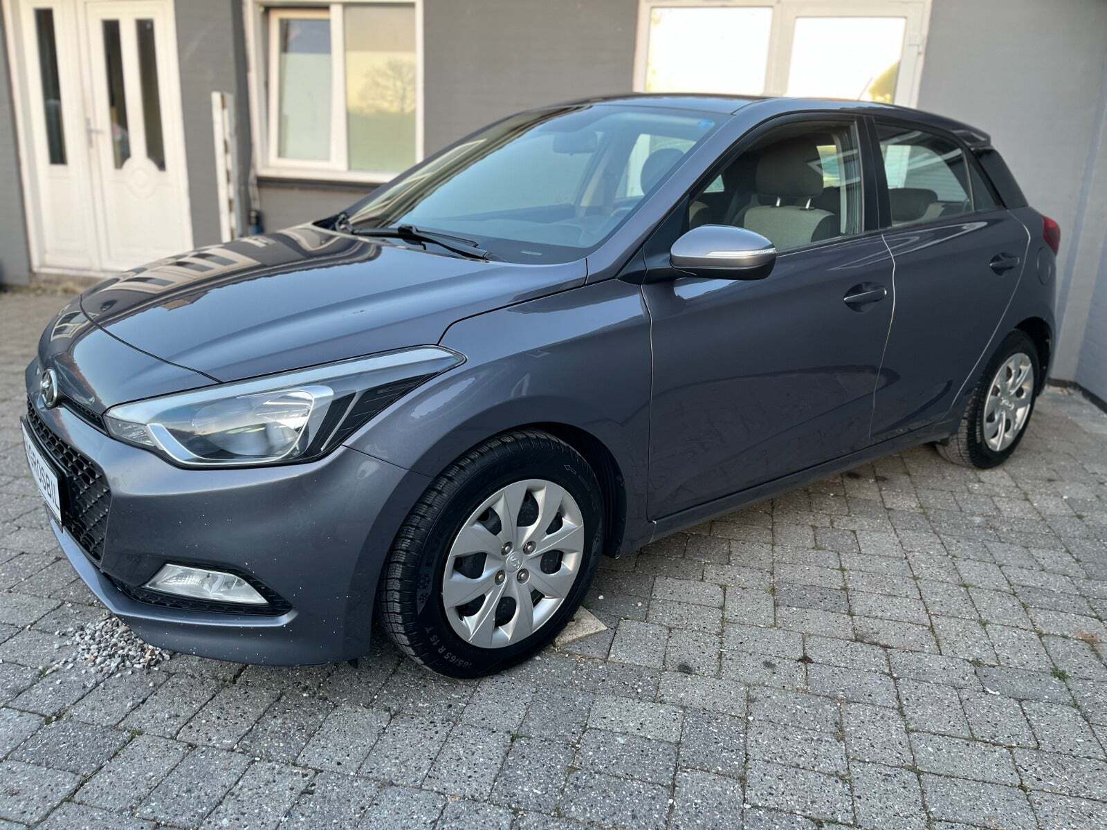 Blå Hyundai i20 fra 2015 set udefra