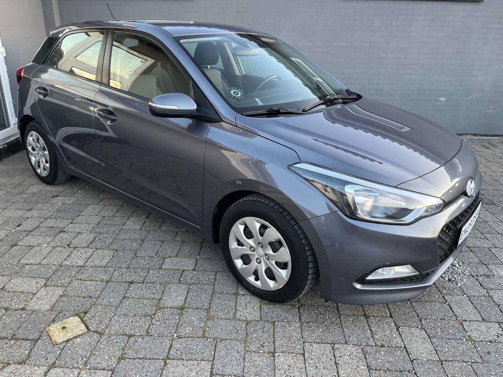 Blå Hyundai i20 fra 2015