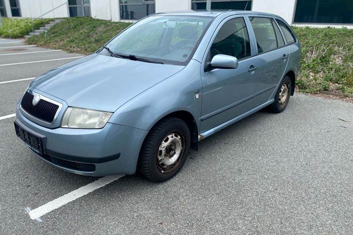 Blå Skoda Fabia fra 2002 set udefra