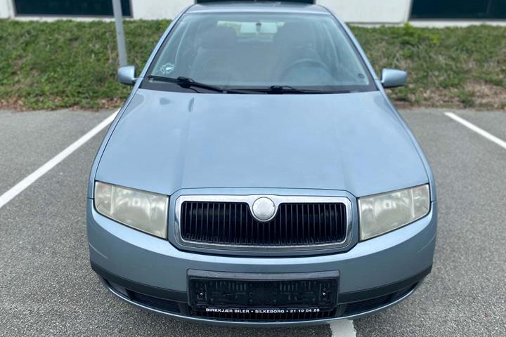 Blå Skoda Fabia fra 2002