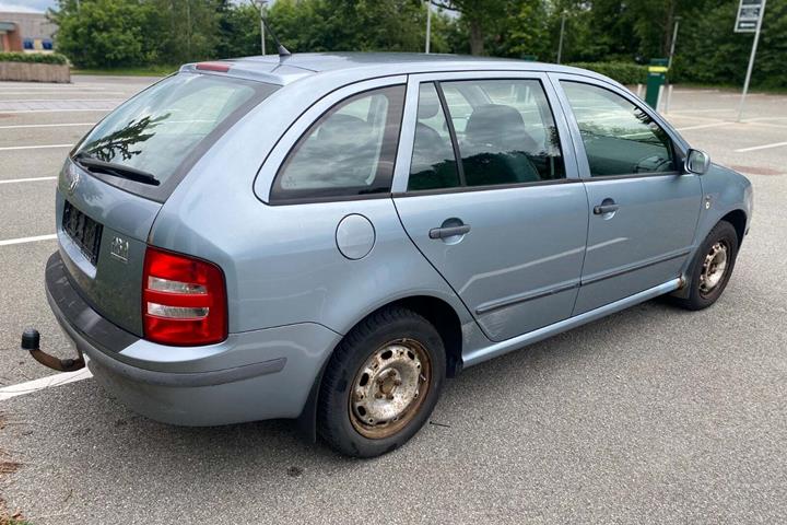 Blå Skoda Fabia fra 2002