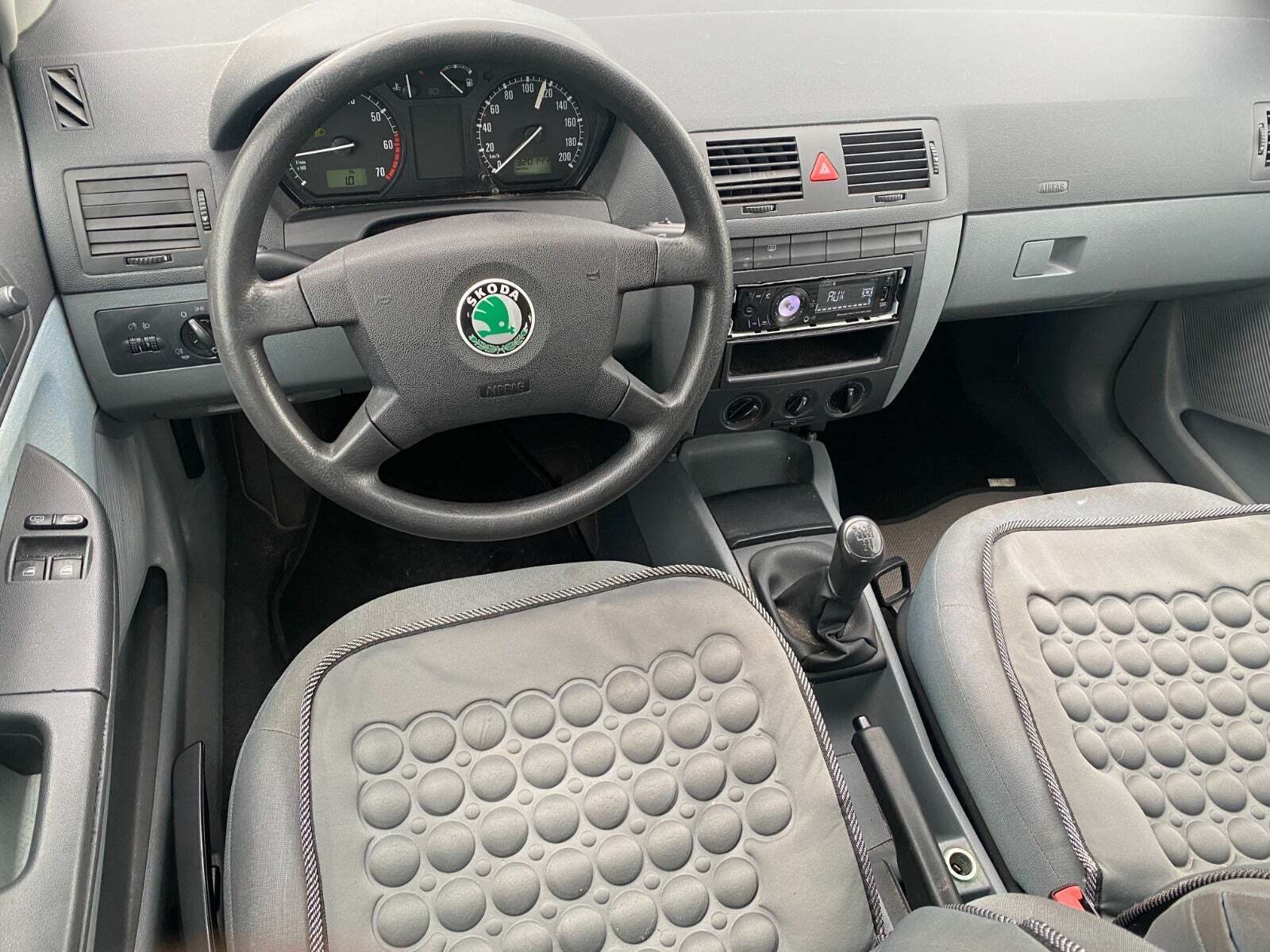 Blå Skoda Fabia fra 2002