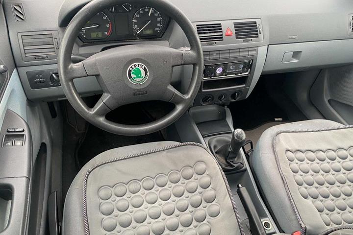 Blå Skoda Fabia fra 2002