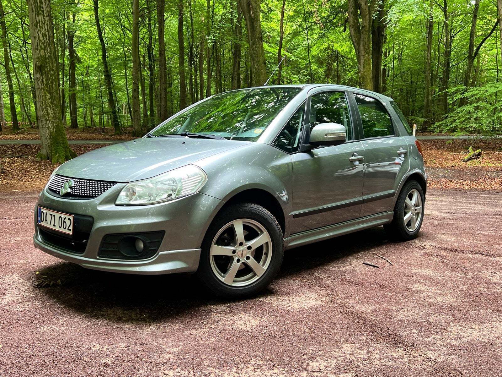 Grå Suzuki SX4 fra 2012 set udefra