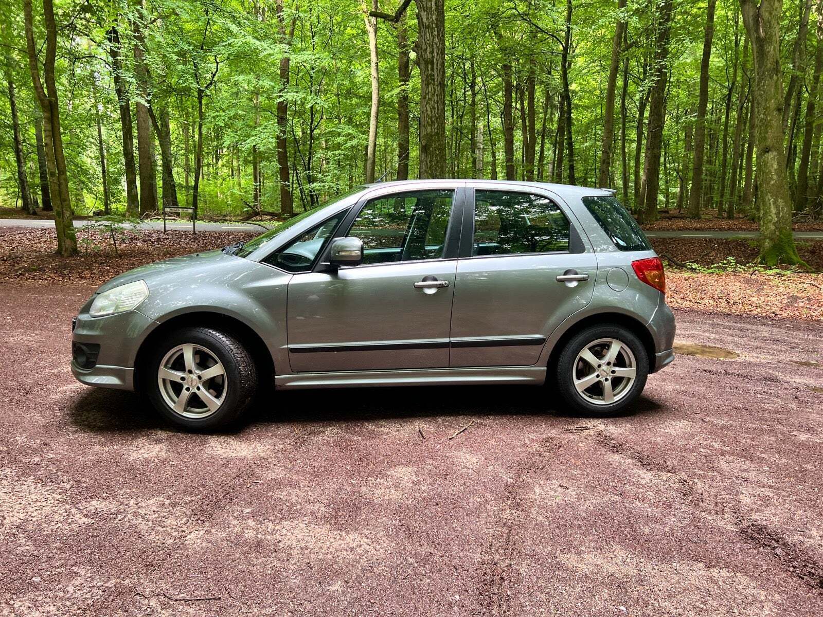 Grå Suzuki SX4 fra 2012