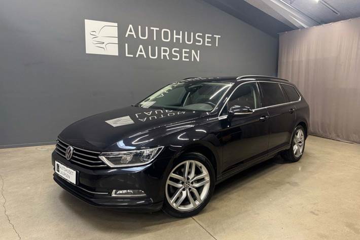 Sort VW Passat fra 2018 set udefra