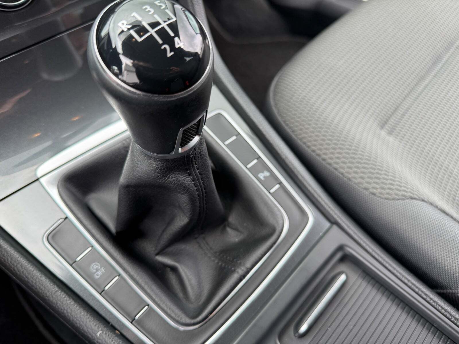 Grå VW Golf VII fra 2017