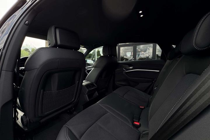 Sort Audi e-tron fra 2022
