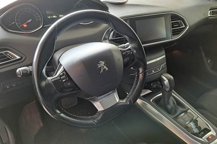 Grå Peugeot 308 fra 2017