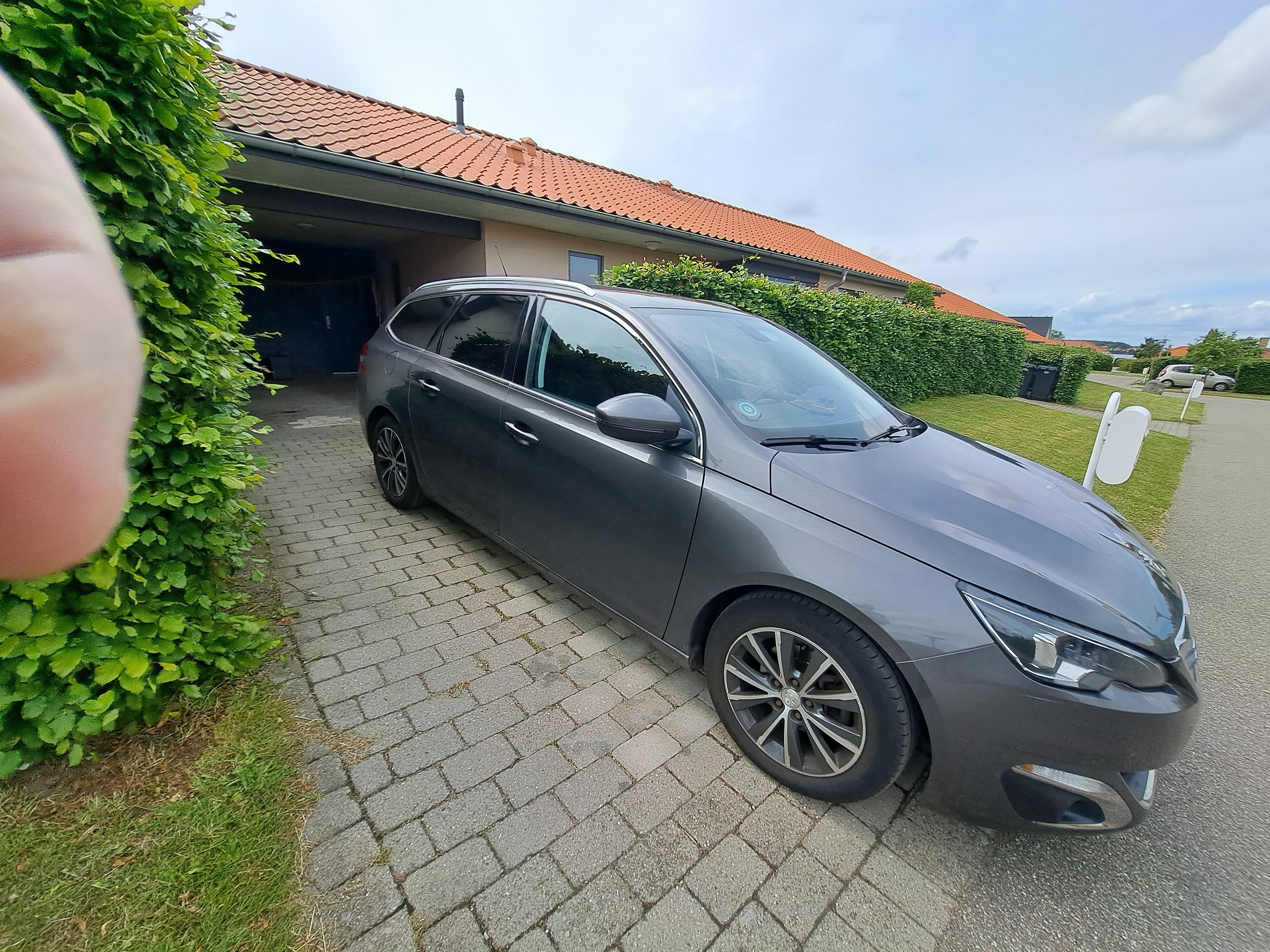 Grå Peugeot 308 fra 2017