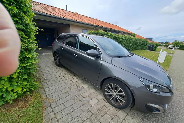 Grå Peugeot 308 fra 2017