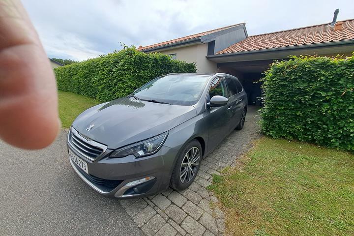 Grå Peugeot 308 fra 2017