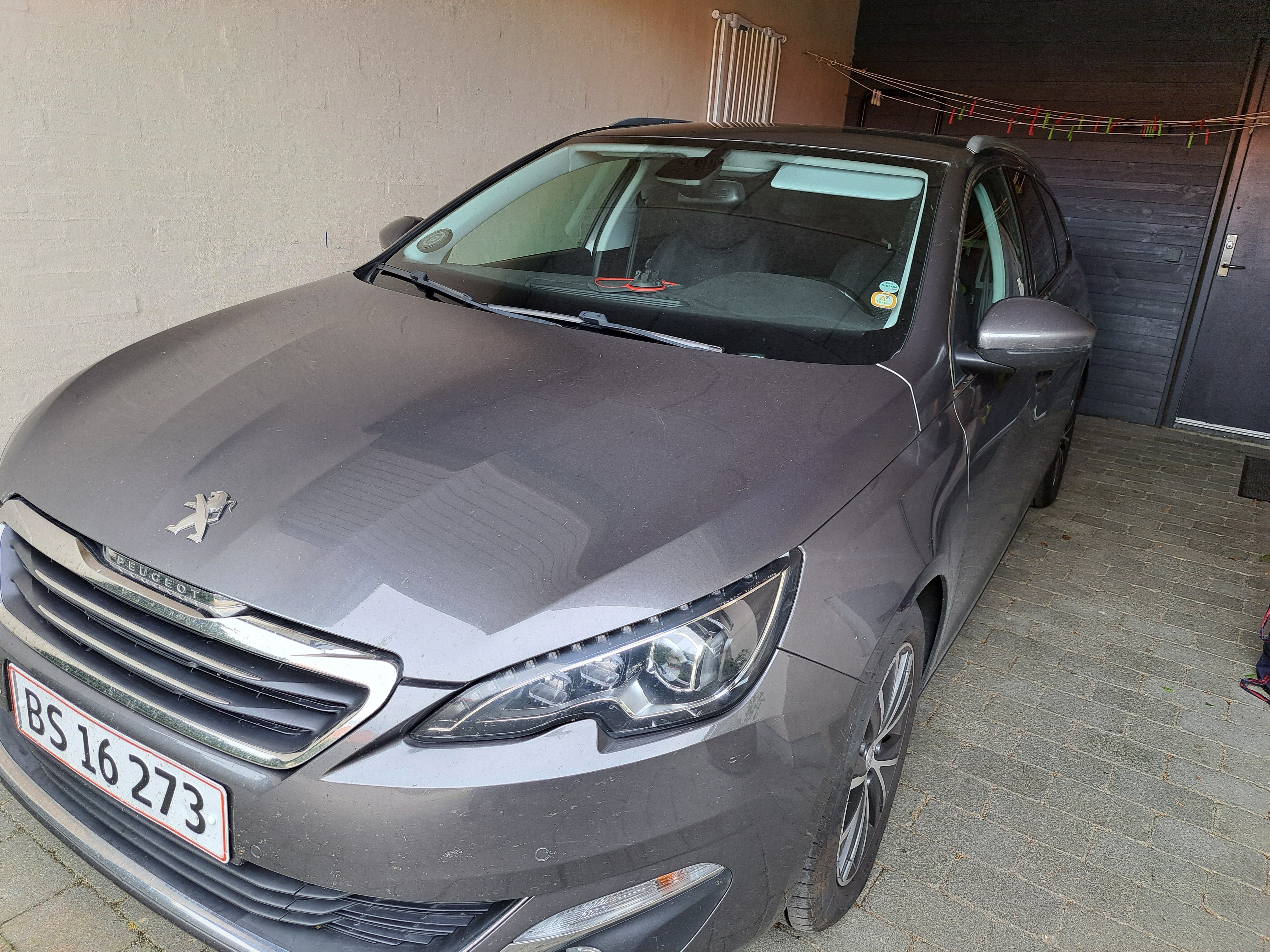 Grå Peugeot 308 fra 2017