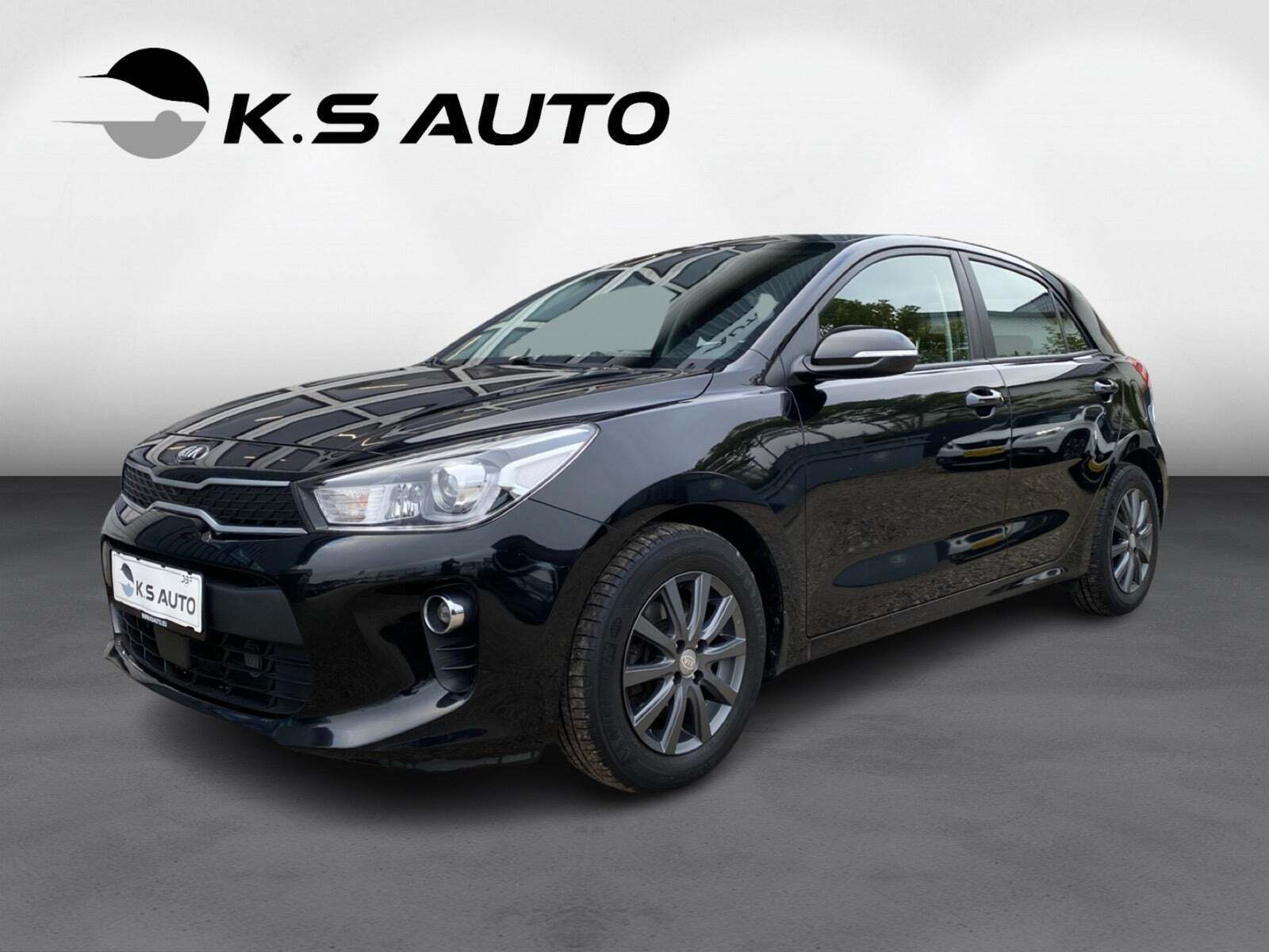 Sort Kia Rio fra 2017 set udefra