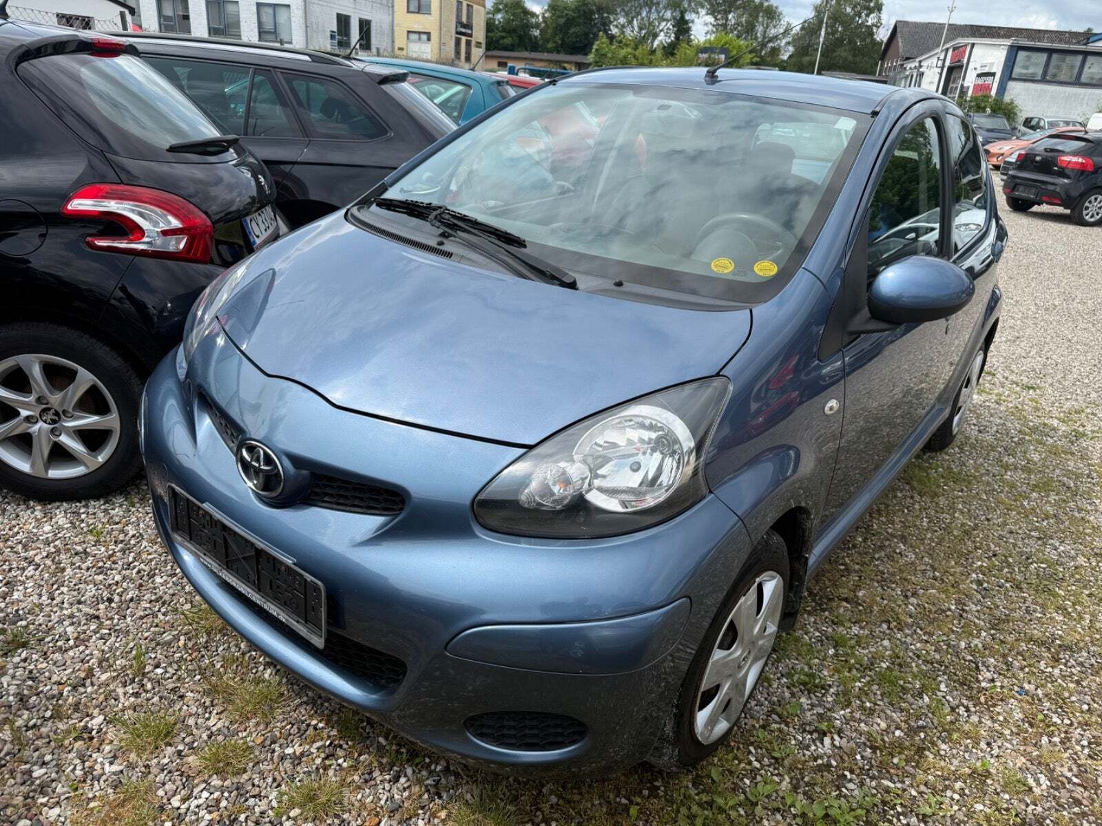 Blå Toyota Aygo fra 2010 set udefra
