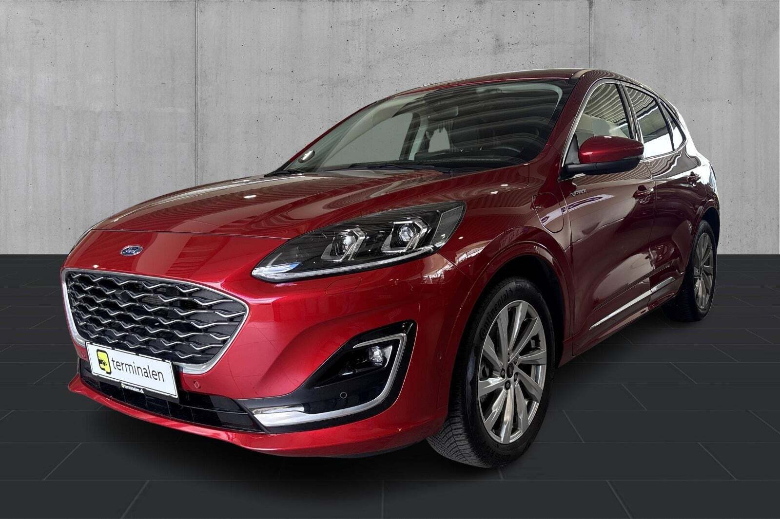 Rød Ford Kuga fra 2020 set udefra