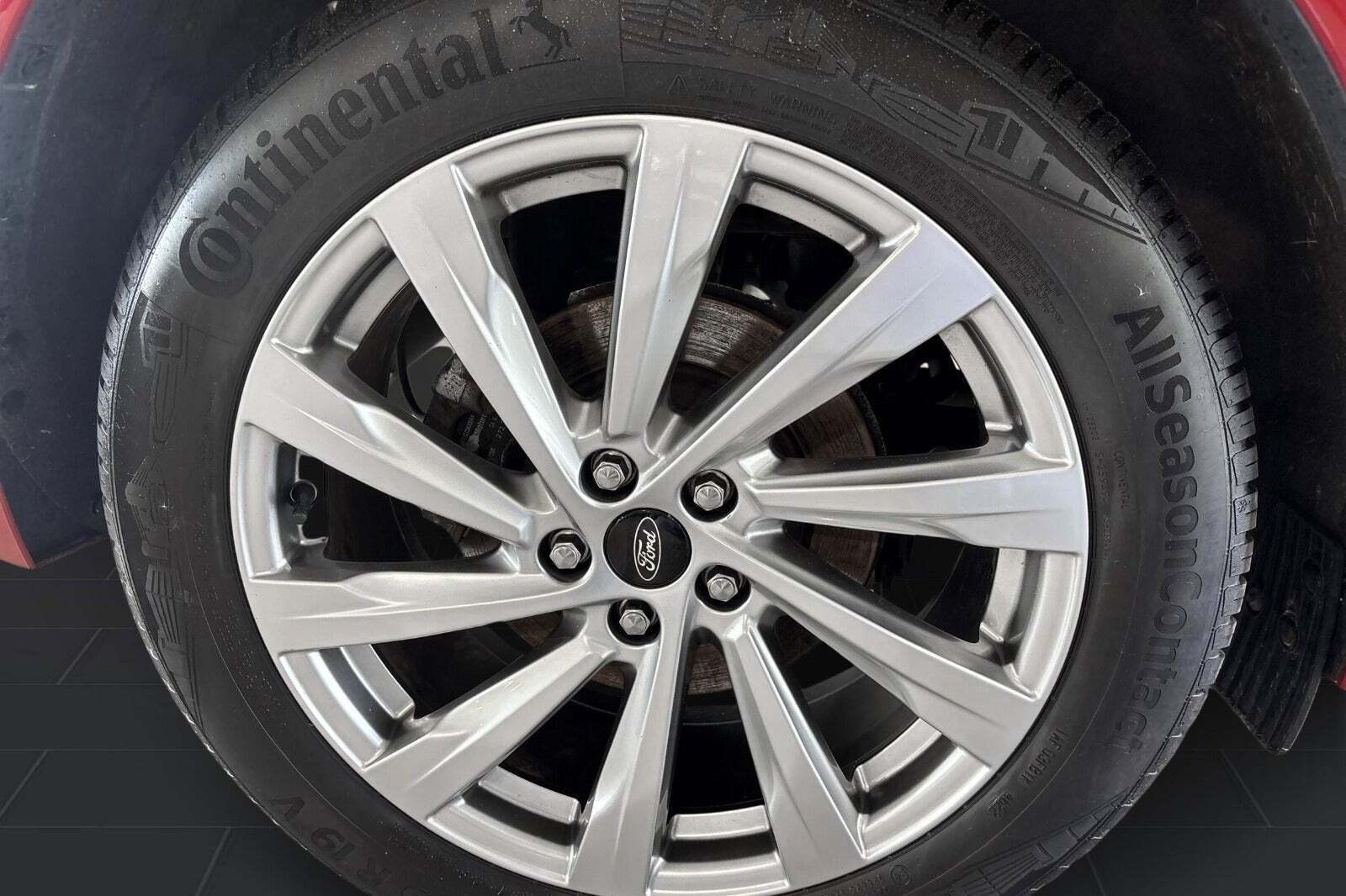 Rød Ford Kuga fra 2020