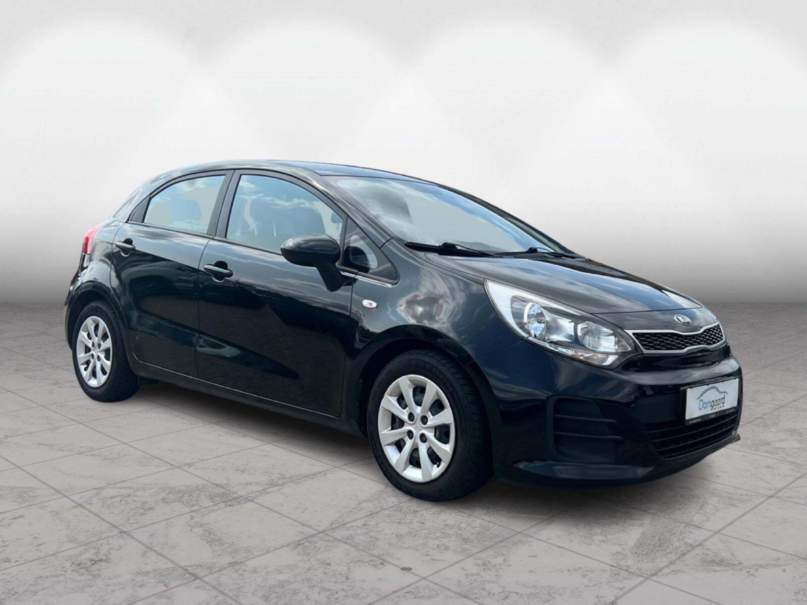 Sort Kia Rio fra 2015 set udefra