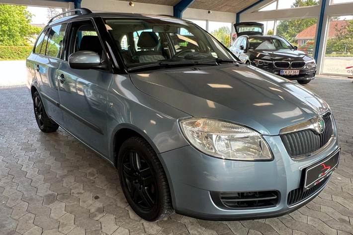 Blå Skoda Fabia fra 2008 set udefra
