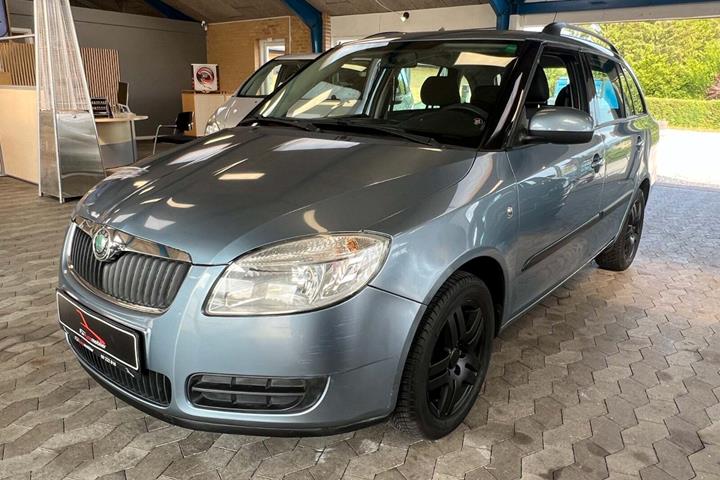 Blå Skoda Fabia fra 2008