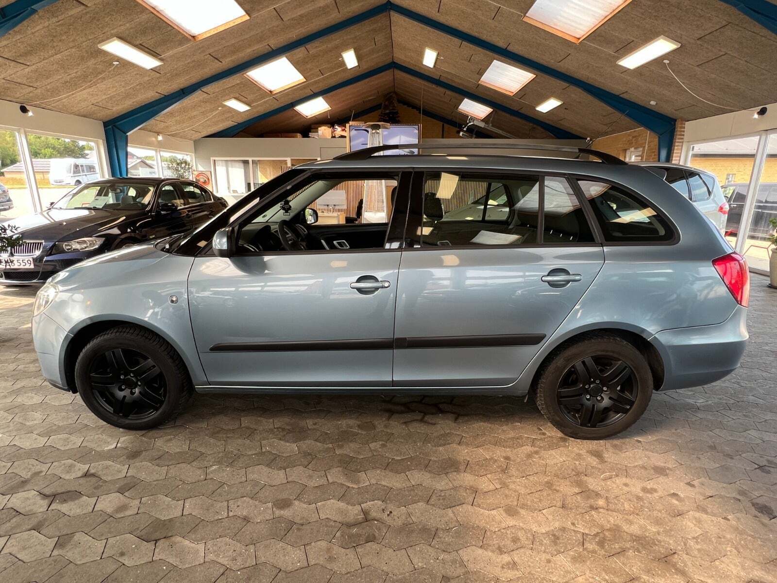 Blå Skoda Fabia fra 2008