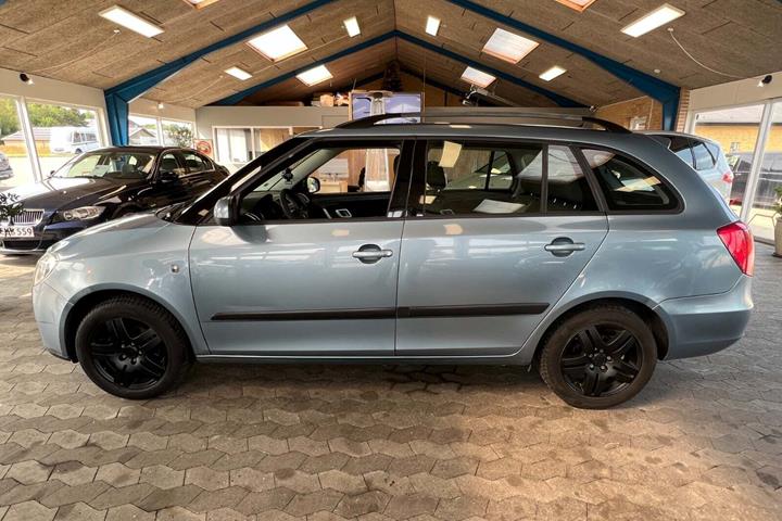 Blå Skoda Fabia fra 2008