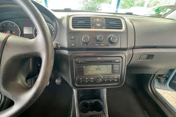 Blå Skoda Fabia fra 2008