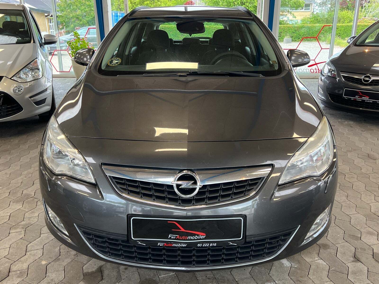 Grå Opel Astra fra 2011