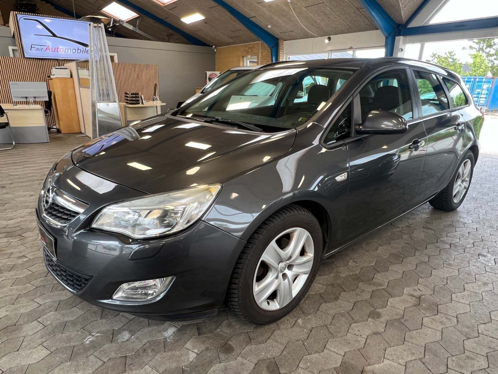 Grå Opel Astra fra 2011