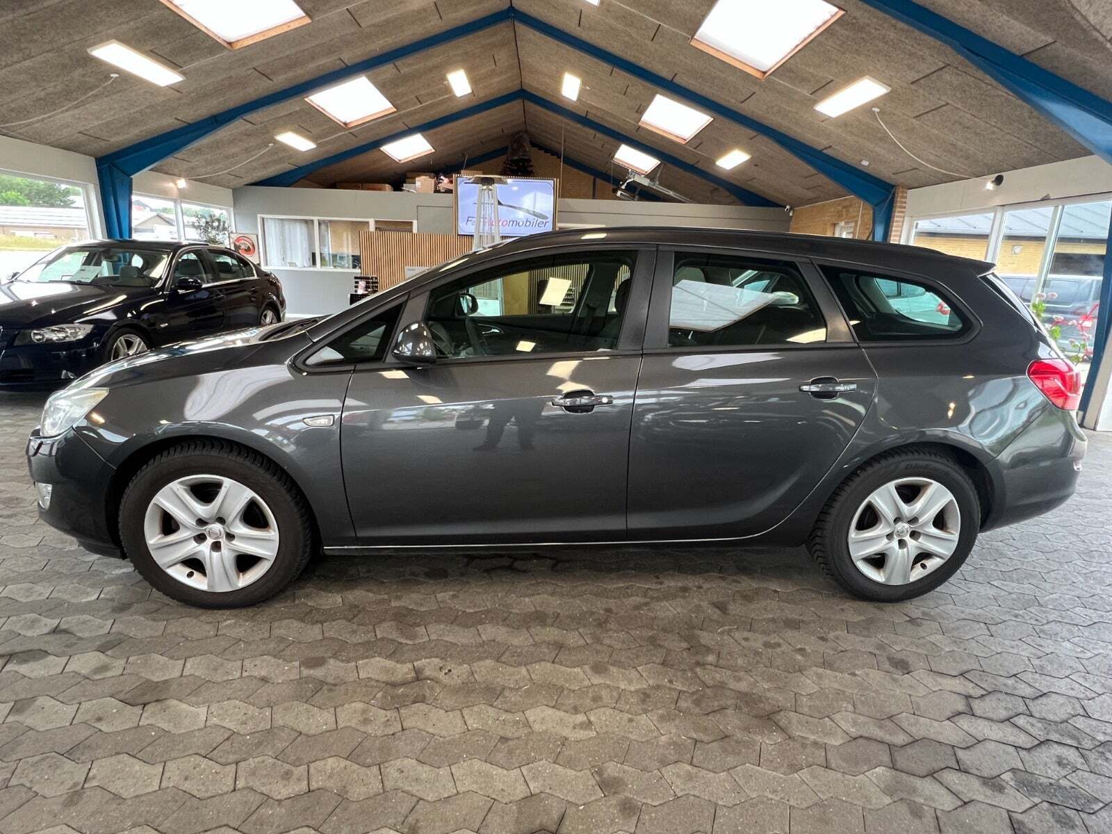 Grå Opel Astra fra 2011