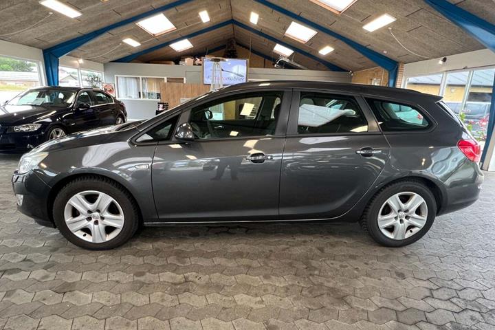 Grå Opel Astra fra 2011