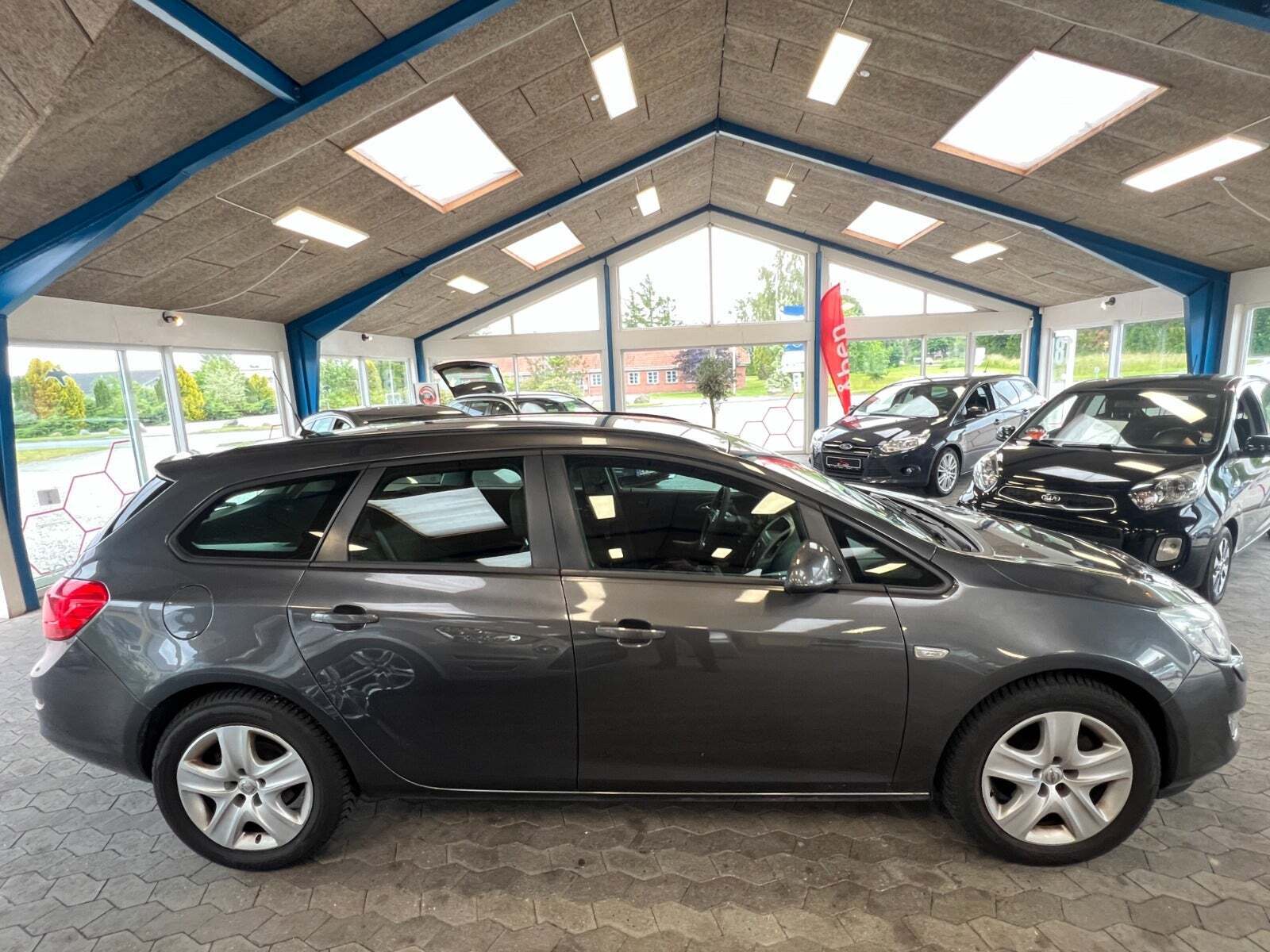 Grå Opel Astra fra 2011