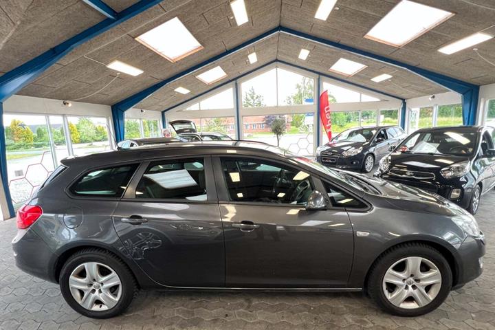 Grå Opel Astra fra 2011