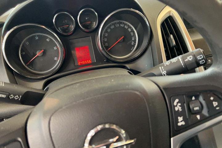 Grå Opel Astra fra 2011
