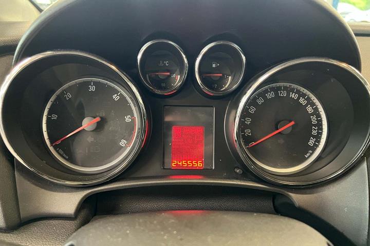 Grå Opel Astra fra 2011