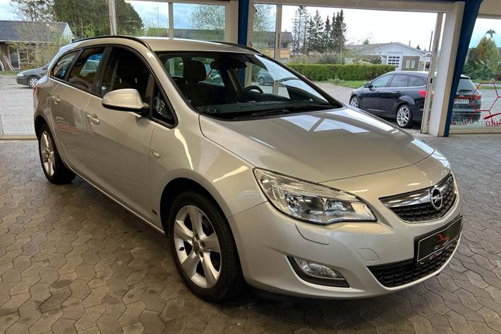 Grå Opel Astra fra 2011 set udefra