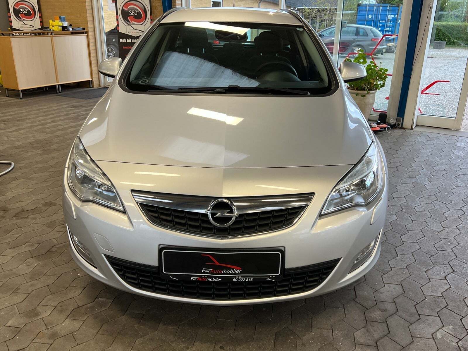 Grå Opel Astra fra 2011