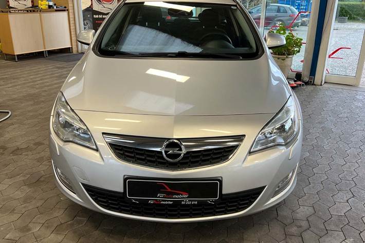 Grå Opel Astra fra 2011