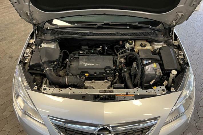 Grå Opel Astra fra 2011