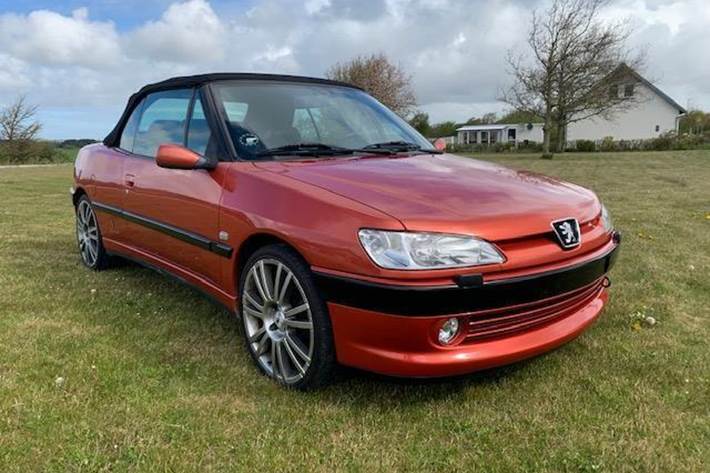 Orange Peugeot 306 fra 1999 set udefra