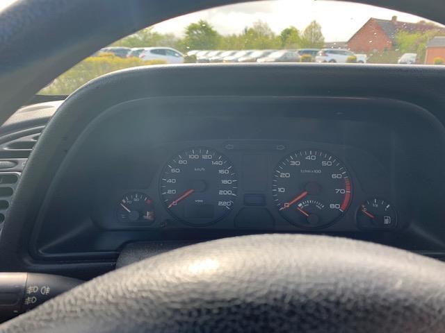 Orange Peugeot 306 fra 1999 set indefra