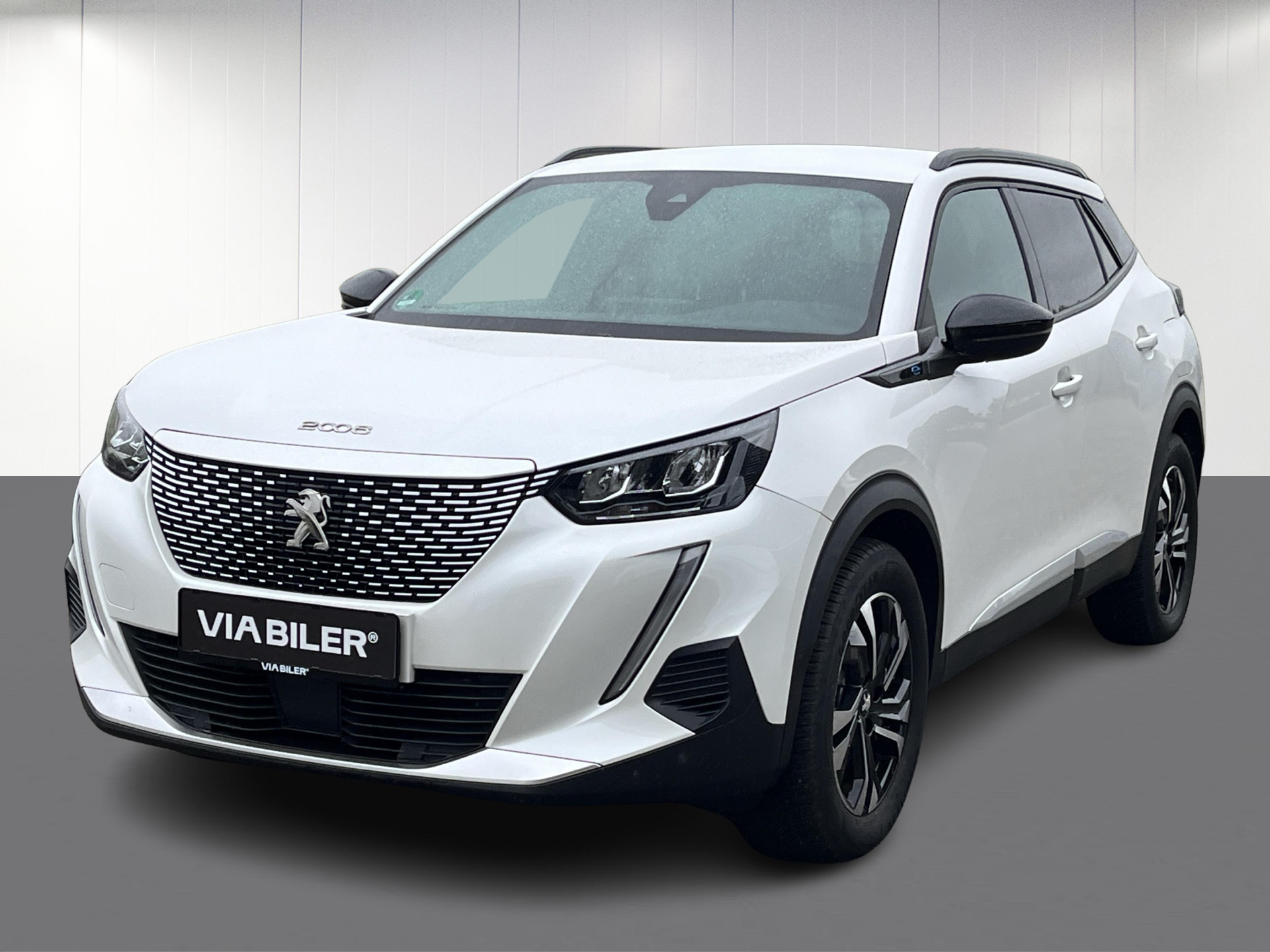 Hvid Peugeot e-2008 fra 2023 set udefra